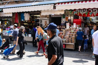Kudüs İsrail 1 Haziran 2018 ve sabah Kudüs'te Mahane Yehuda markette alışveriş bilinmeyenli insan görünümü