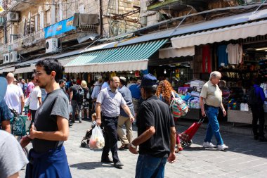 Kudüs İsrail 1 Haziran 2018 ve sabah Kudüs'te Mahane Yehuda markette alışveriş bilinmeyenli insan görünümü