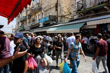 Kudüs İsrail 1 Haziran 2018 ve sabah Kudüs'te Mahane Yehuda markette alışveriş bilinmeyenli insan görünümü