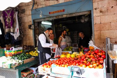 Kudüs İsrail 1 Haziran 2018 ve sabah Kudüs'te Mahane Yehuda markette alışveriş bilinmeyenli insan görünümü