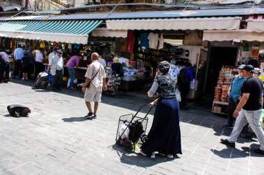 Kudüs İsrail 1 Haziran 2018 ve sabah Kudüs'te Mahane Yehuda markette alışveriş bilinmeyenli insan görünümü