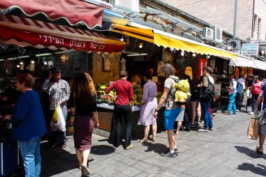 Kudüs İsrail 1 Haziran 2018 ve sabah Kudüs'te Mahane Yehuda markette alışveriş bilinmeyenli insan görünümü