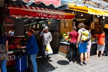 Kudüs İsrail 1 Haziran 2018 ve sabah Kudüs'te Mahane Yehuda markette alışveriş bilinmeyenli insan görünümü