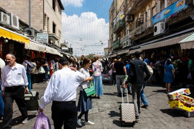 Kudüs İsrail 1 Haziran 2018 ve sabah Kudüs'te Mahane Yehuda markette alışveriş bilinmeyenli insan görünümü