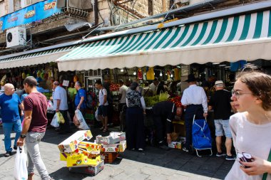 Kudüs İsrail 1 Haziran 2018 ve sabah Kudüs'te Mahane Yehuda markette alışveriş bilinmeyenli insan görünümü