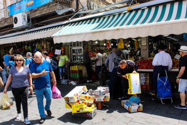 Kudüs İsrail 1 Haziran 2018 ve sabah Kudüs'te Mahane Yehuda markette alışveriş bilinmeyenli insan görünümü