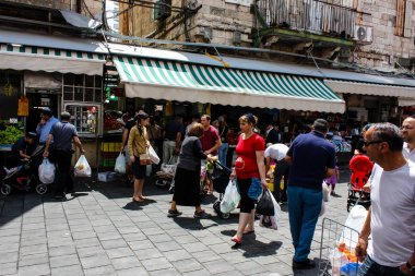 Kudüs İsrail 1 Haziran 2018 ve sabah Kudüs'te Mahane Yehuda markette alışveriş bilinmeyenli insan görünümü