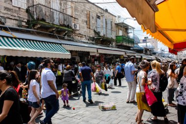 Kudüs İsrail 1 Haziran 2018 ve sabah Kudüs'te Mahane Yehuda markette alışveriş bilinmeyenli insan görünümü