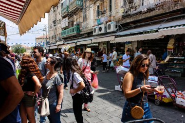 Kudüs İsrail 1 Haziran 2018 ve sabah Kudüs'te Mahane Yehuda markette alışveriş bilinmeyenli insan görünümü