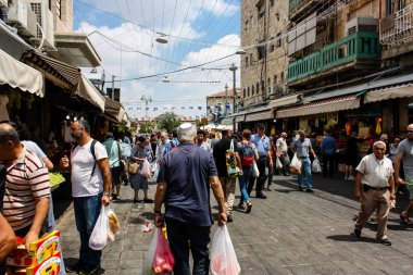 Kudüs İsrail 1 Haziran 2018 ve sabah Kudüs'te Mahane Yehuda markette alışveriş bilinmeyenli insan görünümü
