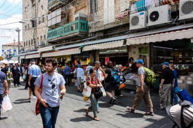 Kudüs İsrail 1 Haziran 2018 ve sabah Kudüs'te Mahane Yehuda markette alışveriş bilinmeyenli insan görünümü