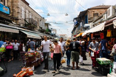 Kudüs İsrail 1 Haziran 2018 ve sabah Kudüs'te Mahane Yehuda markette alışveriş bilinmeyenli insan görünümü