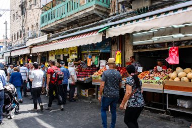 Kudüs İsrail 1 Haziran 2018 ve sabah Kudüs'te Mahane Yehuda markette alışveriş bilinmeyenli insan görünümü