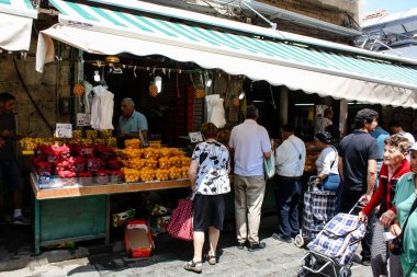 Kudüs İsrail 1 Haziran 2018 ve sabah Kudüs'te Mahane Yehuda markette alışveriş bilinmeyenli insan görünümü