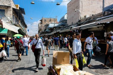 Kudüs İsrail 1 Haziran 2018 ve sabah Kudüs'te Mahane Yehuda markette alışveriş bilinmeyenli insan görünümü