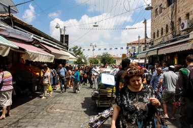 Kudüs İsrail 1 Haziran 2018 ve sabah Kudüs'te Mahane Yehuda markette alışveriş bilinmeyenli insan görünümü