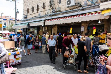 Kudüs İsrail 1 Haziran 2018 ve sabah Kudüs'te Mahane Yehuda markette alışveriş bilinmeyenli insan görünümü