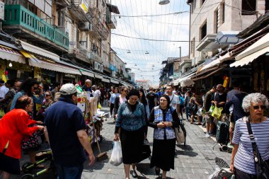 Kudüs İsrail 1 Haziran 2018 ve sabah Kudüs'te Mahane Yehuda markette alışveriş bilinmeyenli insan görünümü