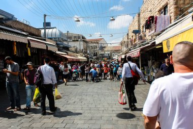 Kudüs İsrail 1 Haziran 2018 ve sabah Kudüs'te Mahane Yehuda markette alışveriş bilinmeyenli insan görünümü