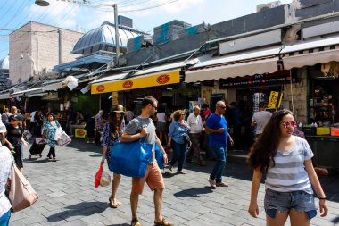 Kudüs İsrail 1 Haziran 2018 ve sabah Kudüs'te Mahane Yehuda markette alışveriş bilinmeyenli insan görünümü