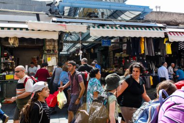Kudüs İsrail 1 Haziran 2018 ve sabah Kudüs'te Mahane Yehuda markette alışveriş bilinmeyenli insan görünümü