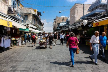 Kudüs İsrail 1 Haziran 2018 ve sabah Kudüs'te Mahane Yehuda markette alışveriş bilinmeyenli insan görünümü