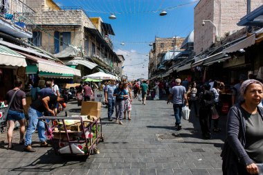 Kudüs İsrail 1 Haziran 2018 ve sabah Kudüs'te Mahane Yehuda markette alışveriş bilinmeyenli insan görünümü
