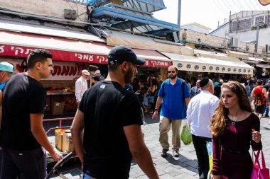 Kudüs İsrail 1 Haziran 2018 ve sabah Kudüs'te Mahane Yehuda markette alışveriş bilinmeyenli insan görünümü