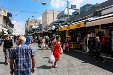 Kudüs İsrail 1 Haziran 2018 ve sabah Kudüs'te Mahane Yehuda markette alışveriş bilinmeyenli insan görünümü