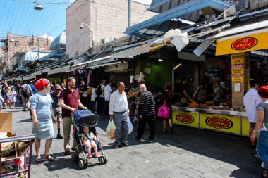 Kudüs İsrail 1 Haziran 2018 ve sabah Kudüs'te Mahane Yehuda markette alışveriş bilinmeyenli insan görünümü