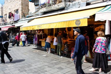 Kudüs İsrail 1 Haziran 2018 ve sabah Kudüs'te Mahane Yehuda markette alışveriş bilinmeyenli insan görünümü