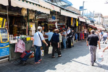 Kudüs İsrail 1 Haziran 2018 ve sabah Kudüs'te Mahane Yehuda markette alışveriş bilinmeyenli insan görünümü
