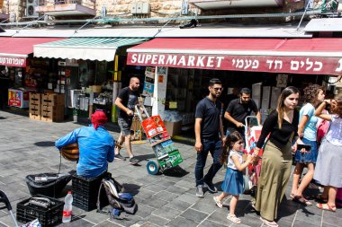Kudüs İsrail 1 Haziran 2018 ve sabah Kudüs'te Mahane Yehuda markette alışveriş bilinmeyenli insan görünümü