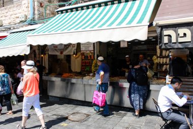 Kudüs İsrail 1 Haziran 2018 ve sabah Kudüs'te Mahane Yehuda markette alışveriş bilinmeyenli insan görünümü