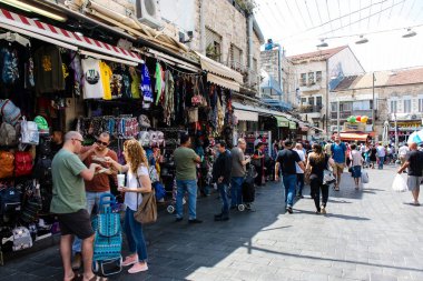 Kudüs İsrail 1 Haziran 2018 ve sabah Kudüs'te Mahane Yehuda markette alışveriş bilinmeyenli insan görünümü