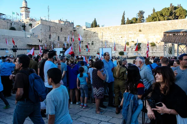 エルサレム イスラエル 2018 日観未知の人と兵士は 夕方にはエルサレムの旧市街の嘆きの壁広場に軍隊式に出席 — ストック写真