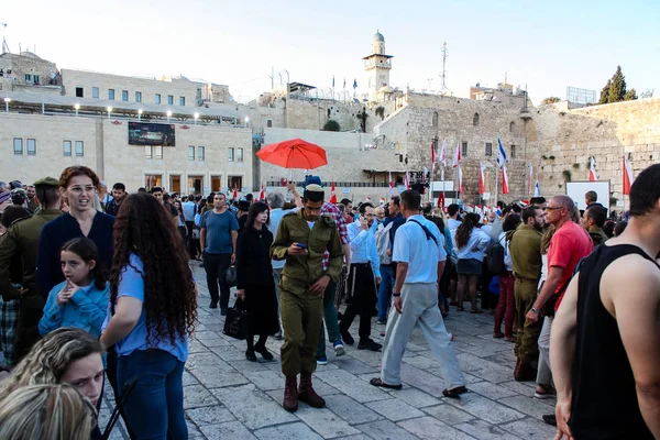 エルサレム イスラエル 2018 日観未知の人と兵士は 夕方にはエルサレムの旧市街の嘆きの壁広場に軍隊式に出席 — ストック写真