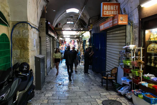 351 Kudüs İsrail 31 Mayıs 2018 akşam Kudüs'ün eski şehri sokakta yürürken bilinmeyenli insan görünümü