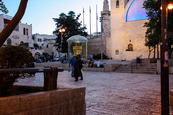 351 エルサレム イスラエル 2018 日夕方にはエルサレムの旧市街の通りを歩いて未知の人々 のビュー — ストック写真