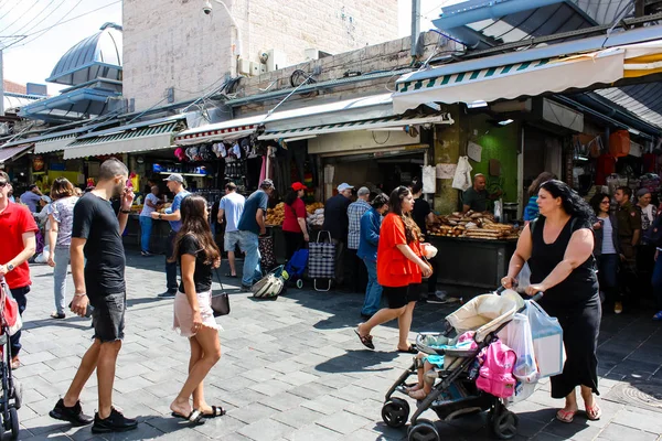 Kudüs İsrail 1 Haziran 2018 ve sabah Kudüs'te Mahane Yehuda markette alışveriş bilinmeyenli insan görünümü
