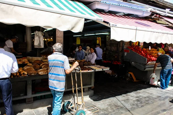 Kudüs İsrail 1 Haziran 2018 ve sabah Kudüs'te Mahane Yehuda markette alışveriş bilinmeyenli insan görünümü