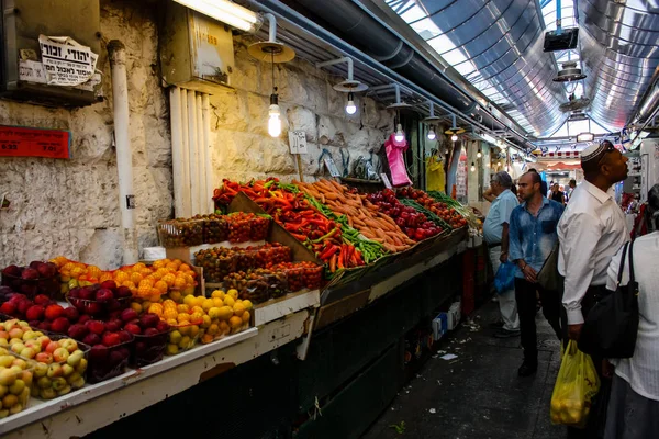 Kudüs İsrail 1 Haziran 2018 ve sabah Kudüs'te Mahane Yehuda markette alışveriş bilinmeyenli insan görünümü