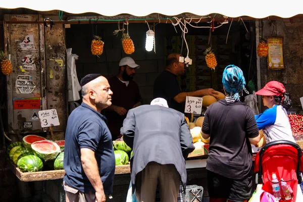 Kudüs İsrail 1 Haziran 2018 ve sabah Kudüs'te Mahane Yehuda markette alışveriş bilinmeyenli insan görünümü