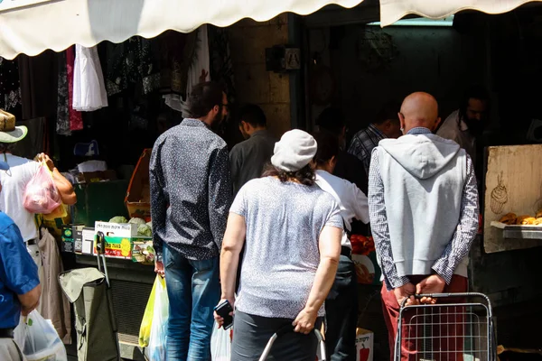 Kudüs İsrail 1 Haziran 2018 ve sabah Kudüs'te Mahane Yehuda markette alışveriş bilinmeyenli insan görünümü