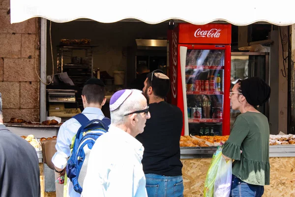 Kudüs İsrail 1 Haziran 2018 ve sabah Kudüs'te Mahane Yehuda markette alışveriş bilinmeyenli insan görünümü