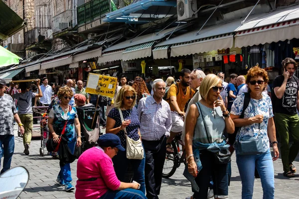 Kudüs İsrail 1 Haziran 2018 ve sabah Kudüs'te Mahane Yehuda markette alışveriş bilinmeyenli insan görünümü