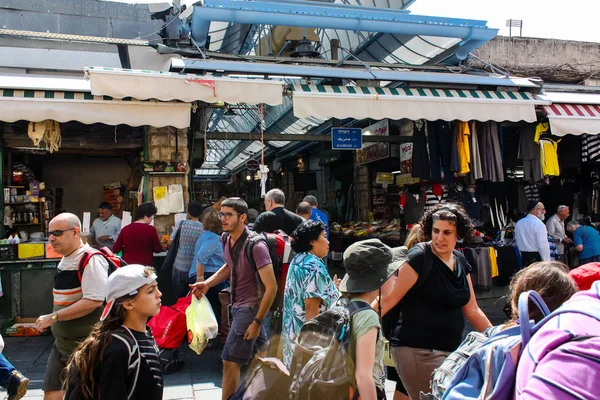 耶路撒冷以色列2018年6月1日在耶路撒冷 Mahane Yehuda 市场上散步和购物的未知人群的看法 — 图库照片