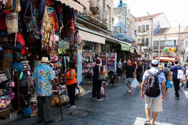 Kudüs İsrail 1 Haziran 2018 ve sabah Kudüs'te Mahane Yehuda markette alışveriş bilinmeyenli insan görünümü