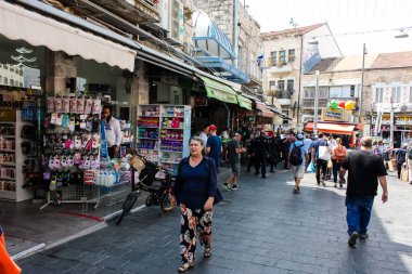 Kudüs İsrail 1 Haziran 2018 ve sabah Kudüs'te Mahane Yehuda markette alışveriş bilinmeyenli insan görünümü
