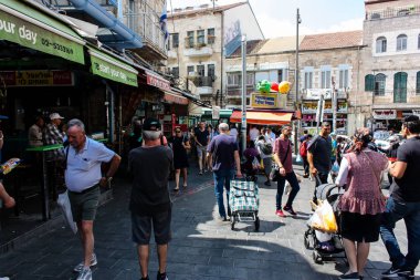 Kudüs İsrail 1 Haziran 2018 ve sabah Kudüs'te Mahane Yehuda markette alışveriş bilinmeyenli insan görünümü